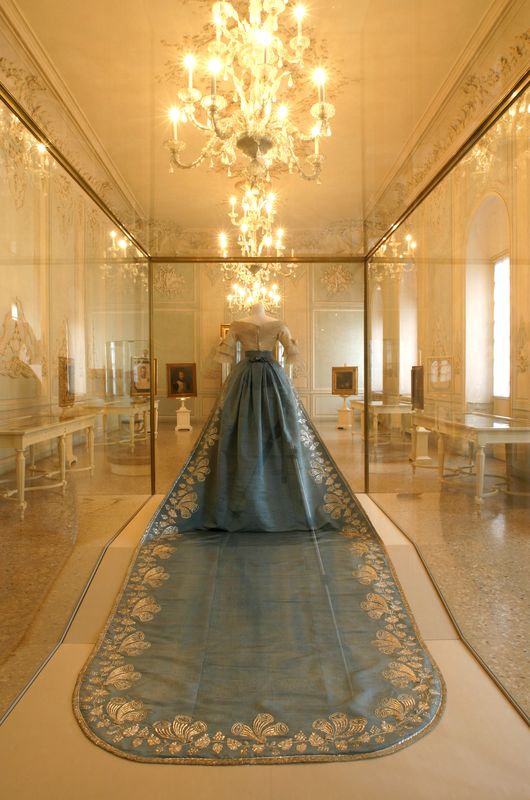 Manifattura parigina (?), Abito e manto di gala appartenuti alla duchessa Maria Luigia d'Asburgo (1830-1840 ca.)